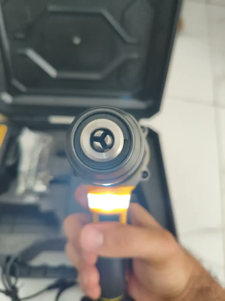 foto de Parafusadeira Furadeira Impacto The Black Tools C/2 Baterias Amarelo E Preto 60hz