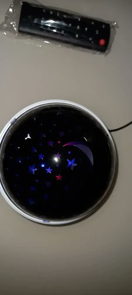 foto de Projetor LED Giratório Estrelas e Lua Quarto Infantil Azul USB