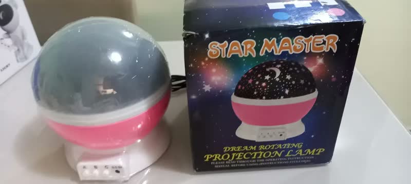 foto de Luminária Projetora LED Estrelas e Lua para Quarto Infantil Rosa