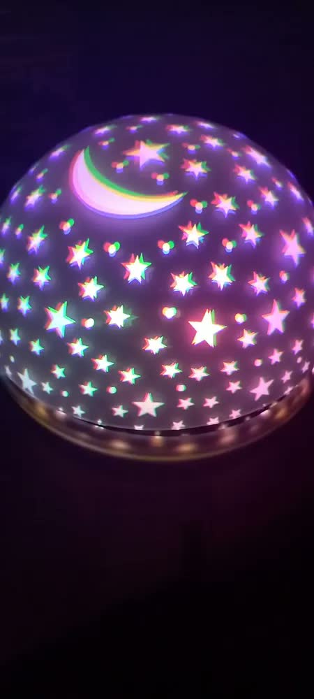 foto de Luminária Projetor LED Infantil Efeito Estrelado Lua Rotação 360º USB