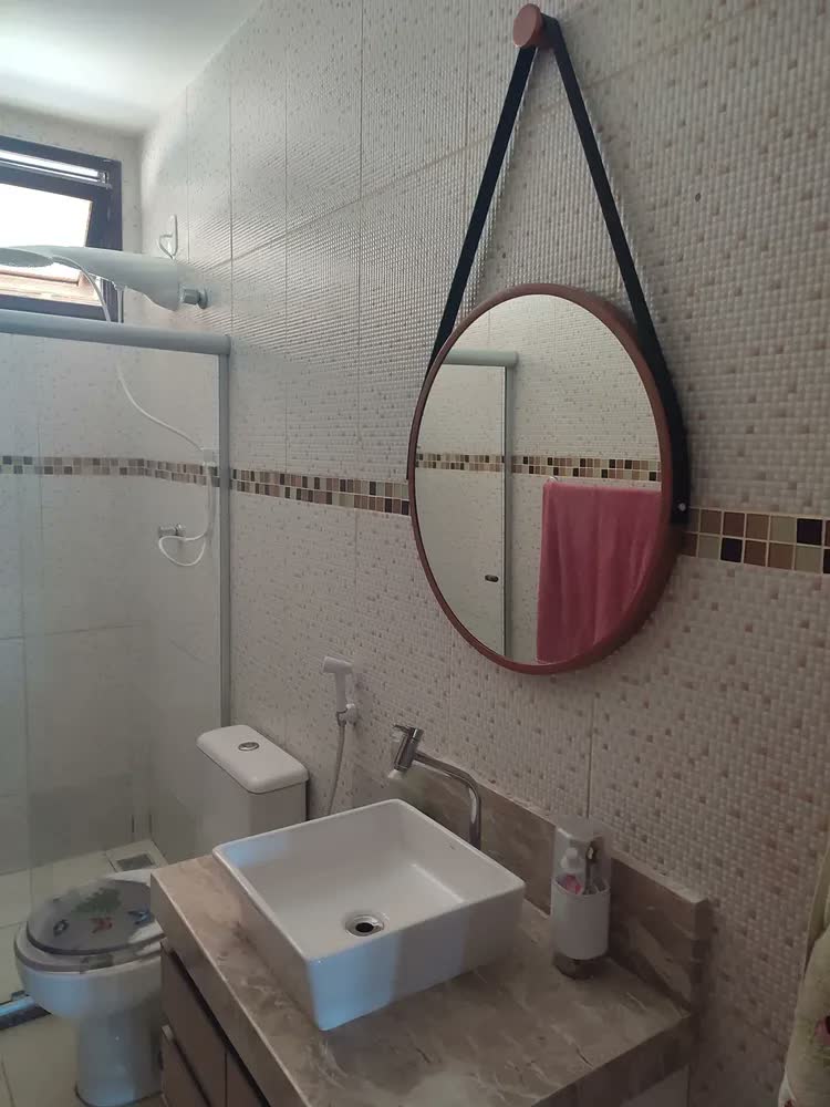 foto de Espelho Redondo Decorativo Suspenso Alça 60cm Cores Premium Moldura Dourado C/ Alça Preta