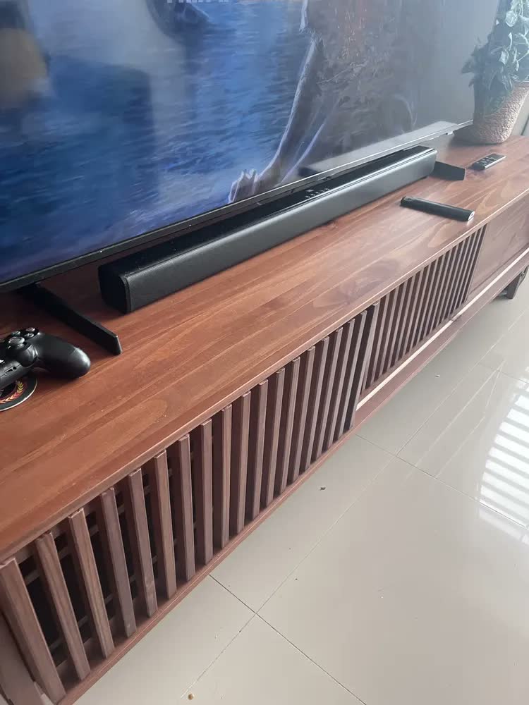 foto de Rack Ripado Para Sala TV 75 Polegadas Minimalista 2 Gavetas Madeira Castanho Adamo