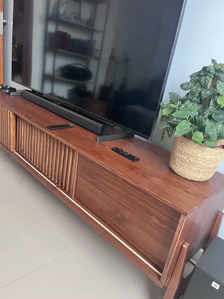 foto de Rack Ripado Para Sala TV 75 Polegadas Minimalista 2 Gavetas Madeira Castanho Adamo