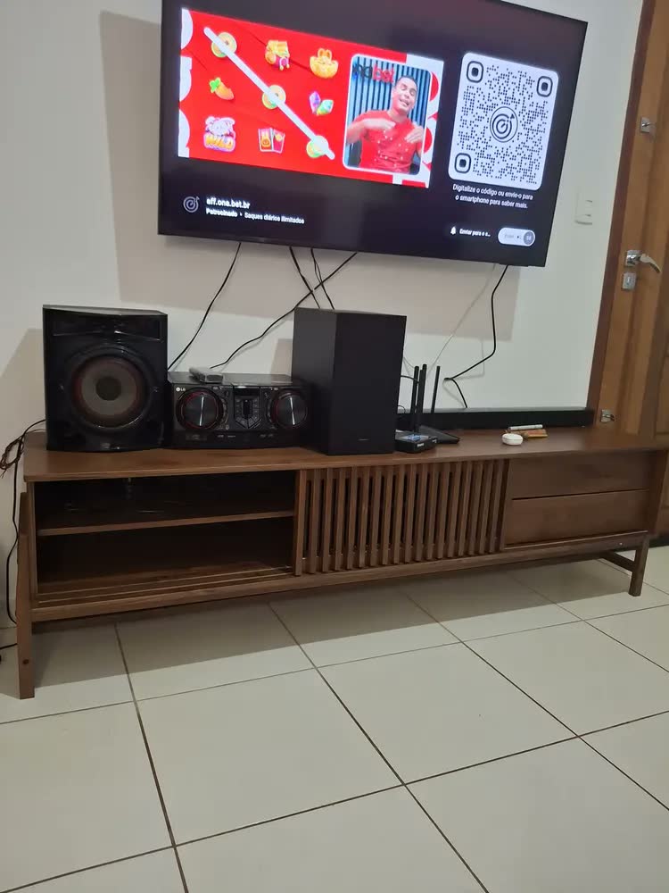 foto de Rack Ripado Para Sala TV 75 Polegadas Minimalista 2 Gavetas Madeira Castanho Adamo