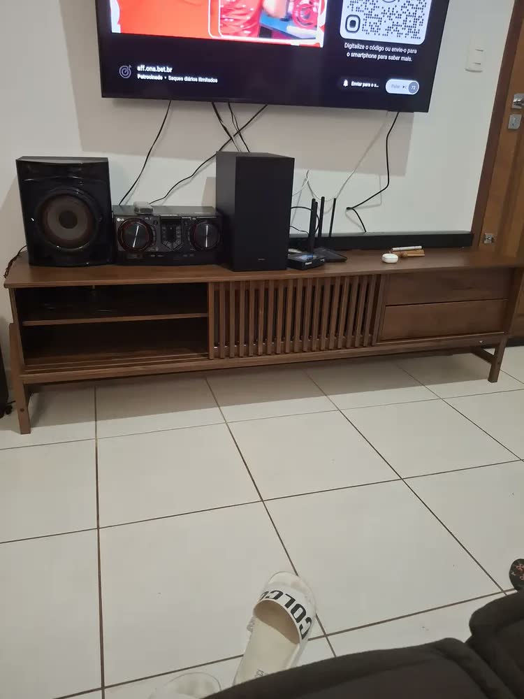foto de Rack Ripado Para Sala TV 75 Polegadas Minimalista 2 Gavetas Madeira Castanho Adamo