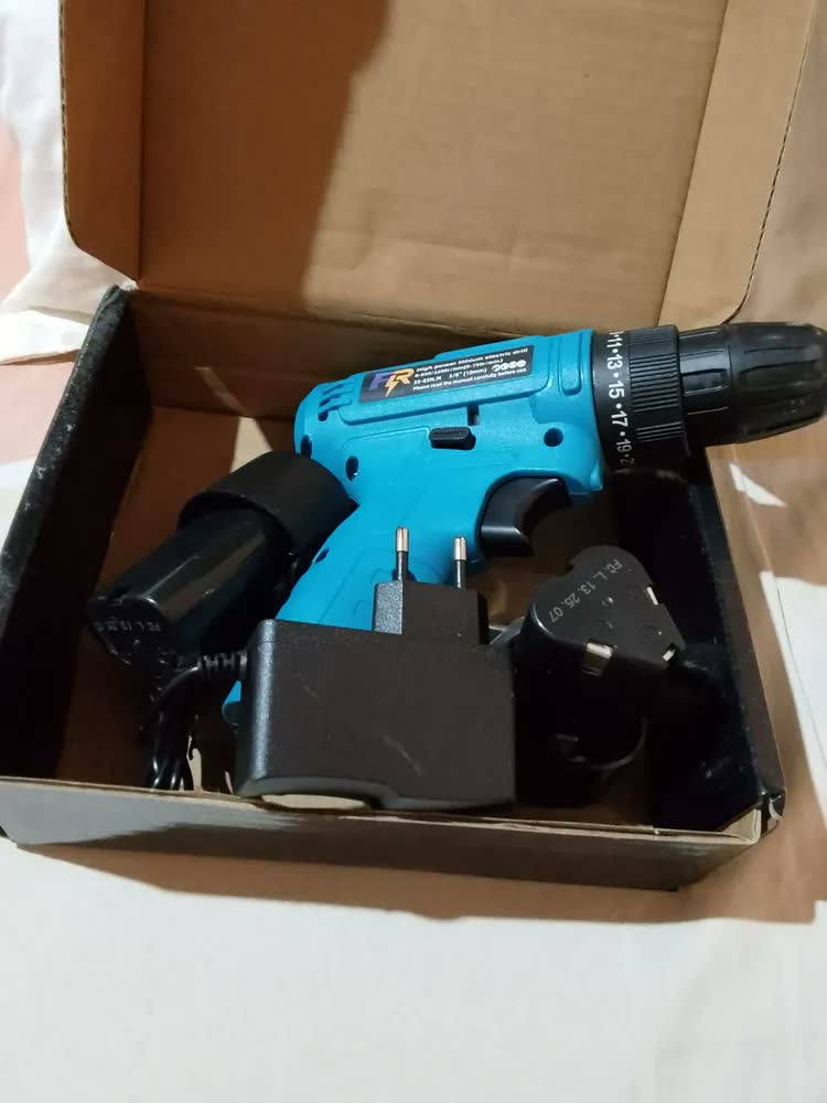 foto de Parafusadeira Furadeira Tipo 3/8 Sem Fio 2x Baterias 12v 2.0 Ah Bivolt Frequência 50/60hz 2 Funções Com Kit Jogo 2 Bits