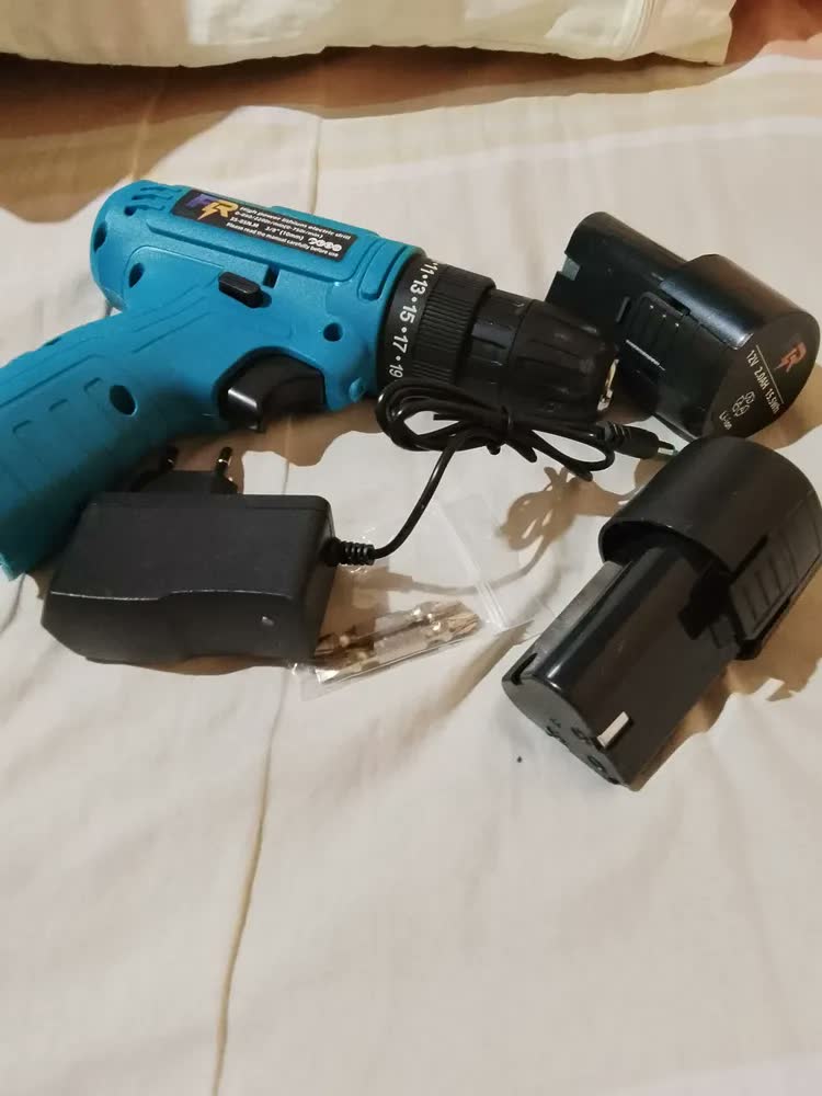 foto de Parafusadeira Furadeira Tipo 3/8 Sem Fio 2x Baterias 12v 2.0 Ah Bivolt Frequência 50/60hz 2 Funções Com Kit Jogo 2 Bits
