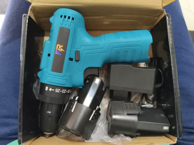 foto de Parafusadeira Furadeira Tipo 3/8 Sem Fio 2x Baterias 12v 2.0 Ah Bivolt Frequência 50/60hz 2 Funções Com Kit Jogo 2 Bits