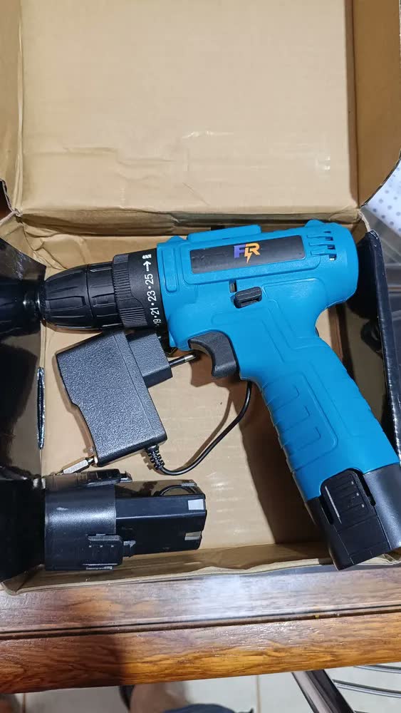 foto de Parafusadeira Furadeira Tipo 3/8 Sem Fio 2x Baterias 12v 2.0 Ah Bivolt Frequência 50/60hz 2 Funções Com Kit Jogo 2 Bits
