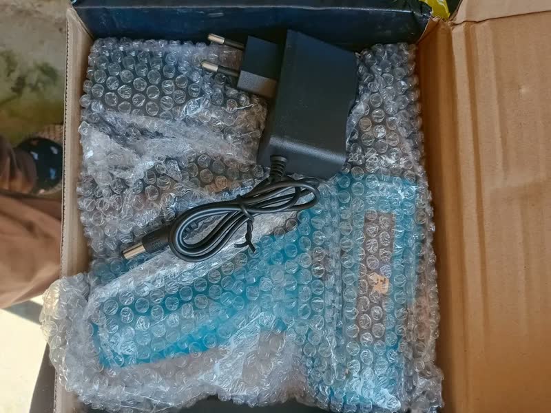 foto de Parafusadeira Furadeira Tipo 3/8 Sem Fio 2x Baterias 12v 2.0 Ah Bivolt Frequência 50/60hz 2 Funções Com Kit Jogo 2 Bits
