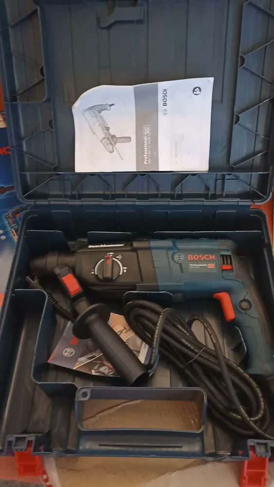 foto de Martelete eletropneumático Bosch Profissional GBH 2-24 D azul frequência de 60Hz com 820W de potência