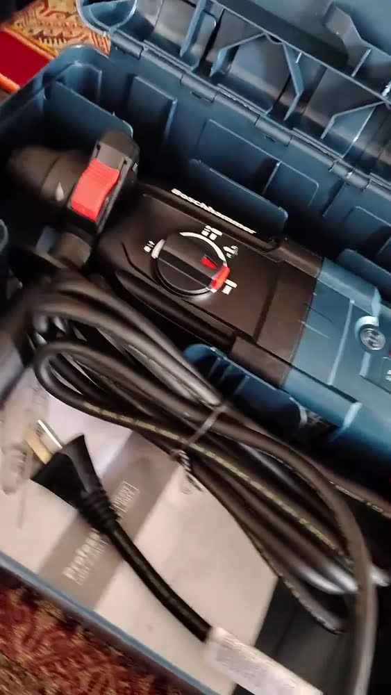 foto de Martelete eletropneumático Bosch Profissional GBH 2-24 D azul frequência de 60Hz com 820W de potência