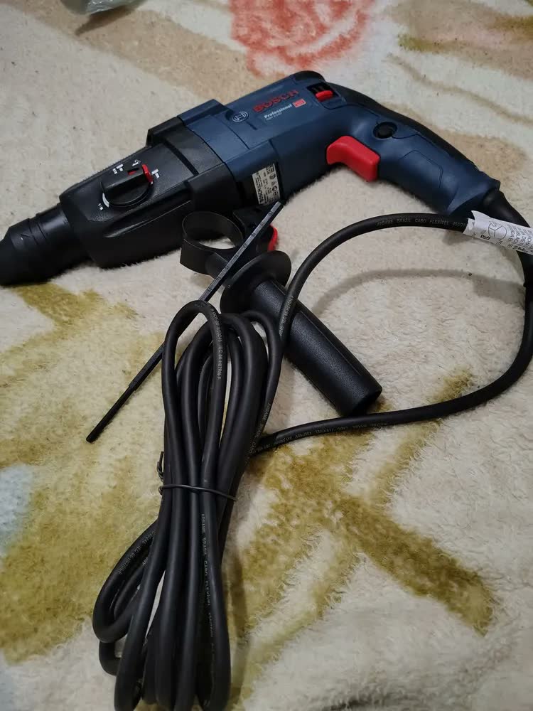 foto de Martelete eletropneumático Bosch Profissional GBH 2-24 D azul frequência de 60Hz com 820W de potência