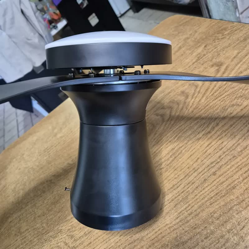 foto de Ventilador de teto moderno de 42 polegadas com luz e controle remoto, perfil baixo, 3 pás de acabamento duplo, motor DC silencioso e reversível, 3 cct+6 velocidades para ambientes internos/externos