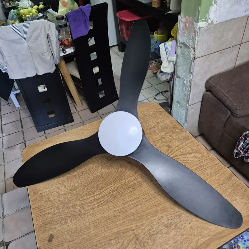 foto de Ventilador de teto moderno de 42 polegadas com luz e controle remoto, perfil baixo, 3 pás de acabamento duplo, motor DC silencioso e reversível, 3 cct+6 velocidades para ambientes internos/externos