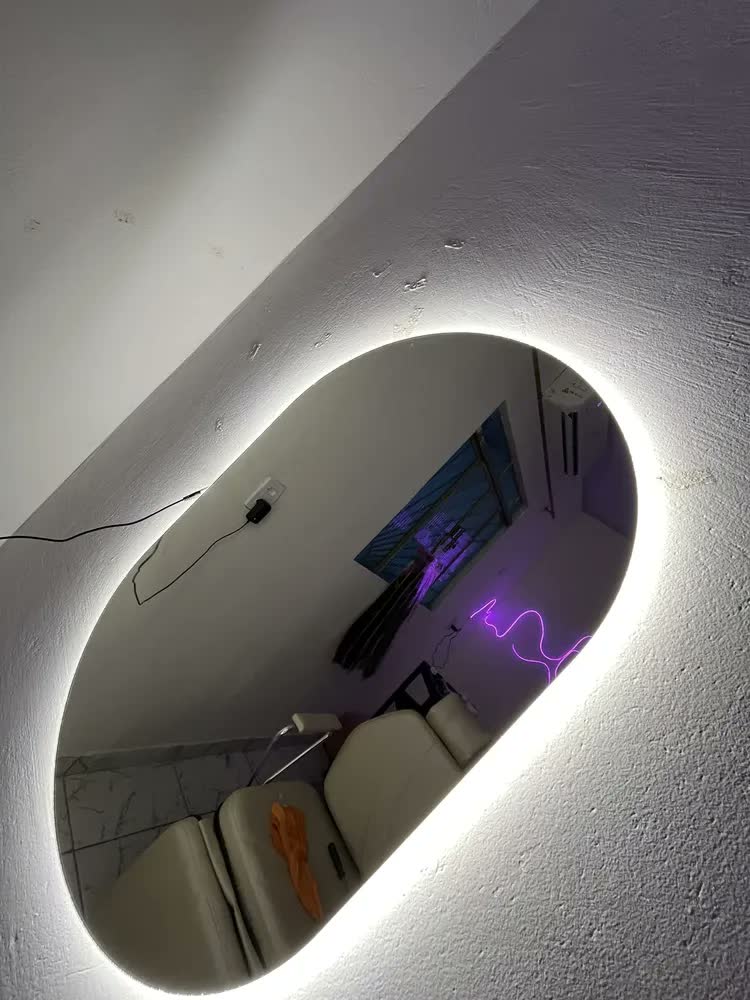 foto de Espelho de Parede com LED Pílula 50x80 cm Ideal para Sala, Quarto e Banheiro - Moldura Lapidada e Minimalista, Iluminação LED Quente, Perfeito para Decoraração Iluminar Diversos Ambientes