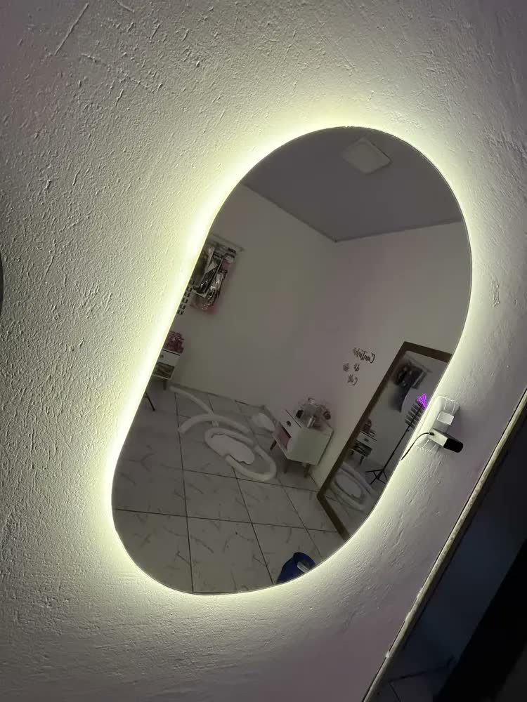 foto de Espelho de Parede com LED Pílula 50x80 cm Ideal para Sala, Quarto e Banheiro - Moldura Lapidada e Minimalista, Iluminação LED Quente, Perfeito para Decoraração Iluminar Diversos Ambientes