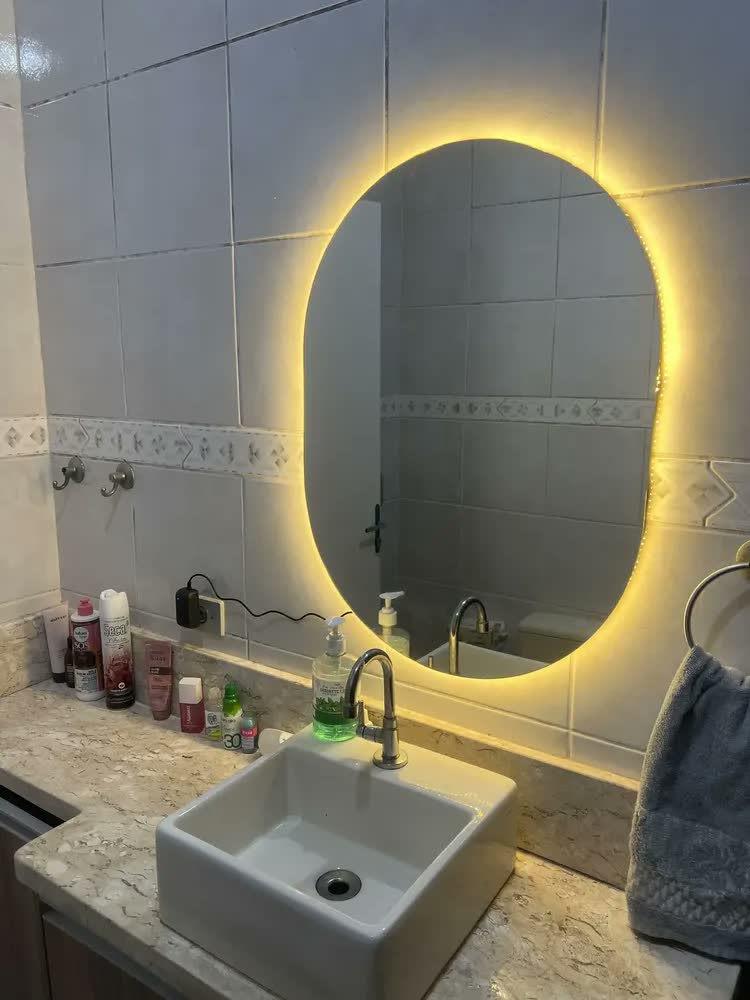 foto de Espelho de Parede com LED Pílula 50x80 cm Ideal para Sala, Quarto e Banheiro - Moldura Lapidada e Minimalista, Iluminação LED Quente, Perfeito para Decoraração Iluminar Diversos Ambientes