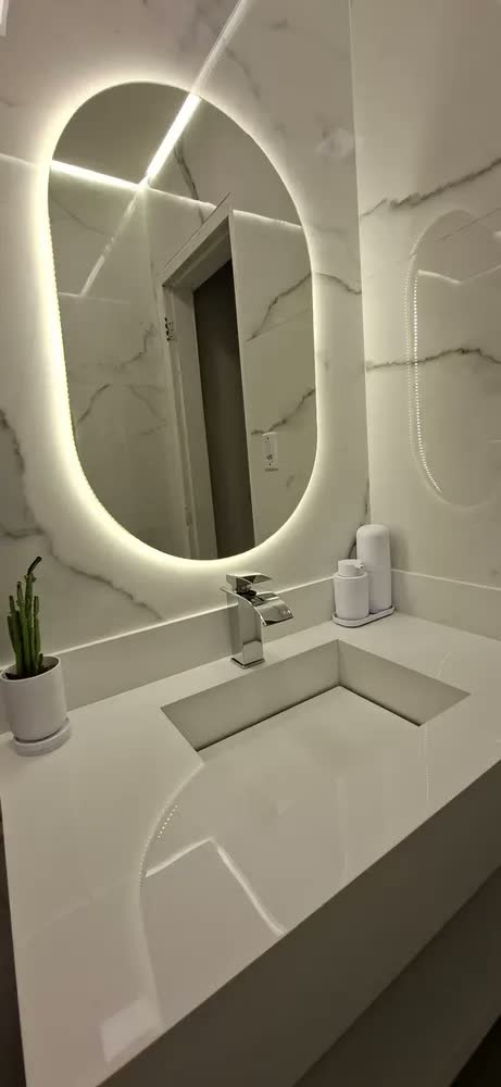 foto de Espelho de Parede com LED Pílula 50x80 cm Ideal para Sala, Quarto e Banheiro - Moldura Lapidada e Minimalista, Iluminação LED Quente, Perfeito para Decoraração Iluminar Diversos Ambientes