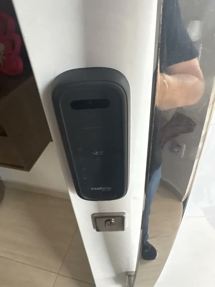 foto de Fechadura Inteligente Com Acesso Via Palma Da Mão Mfr 2040 Intelbras