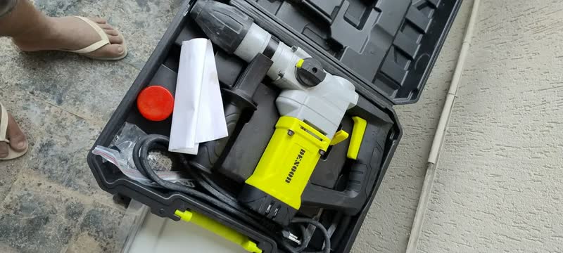 foto de Martelete Rompedor Perfurador Elétrico 1100W Martelo Rotativo Furadeira Impacto 5J SDS Plus Com Controle de Vibração E Acessorios Desoon