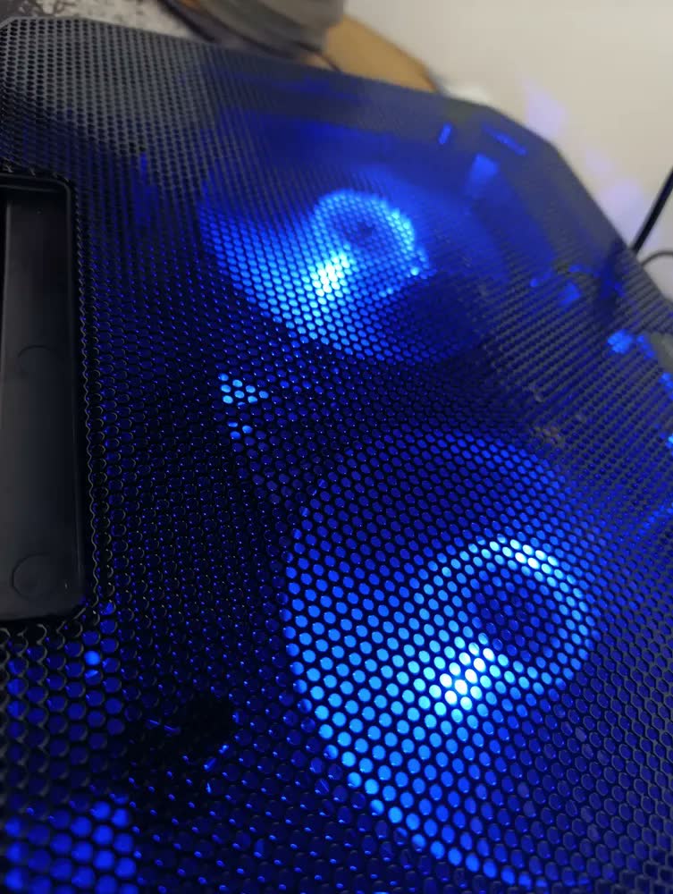 foto de Suporte Notebook Base Led Refrigerada Ventilação Silenciosa Cor Preto Led Azul Ajustável 2 Cooler Ventoinha Até 17 Polegadas