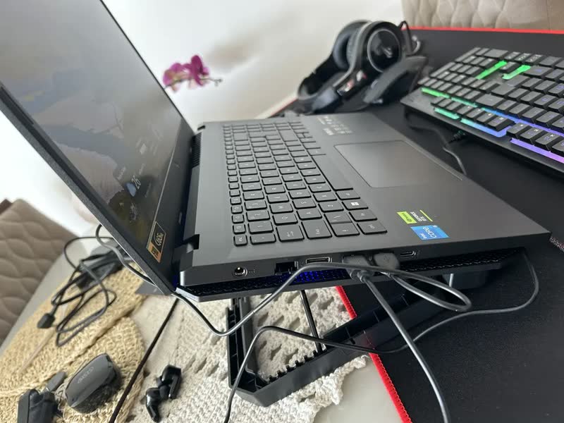foto de Suporte Notebook Base Led Refrigerada Ventilação Silenciosa Cor Preto Led Azul Ajustável 2 Cooler Ventoinha Até 17 Polegadas