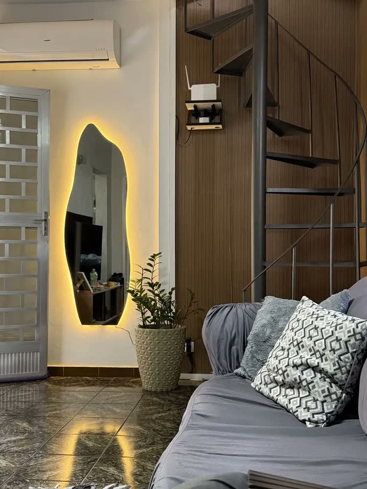foto de Espelho Corpo Inteiro com LED Modelo Vitral 150x50 cm Ideal para Banheiro, Hall, Escritório, Sala e Quarto - Moldura Lapidada Vitral com Iluminação LED Quente para Ambientes e Decoração