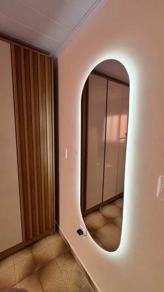 foto de Espelho de Parede com Iluminação LED Fria Pílula 50x80cm - Ideal para Sala, Quarto e Banheiro, Com Moldura Lapidado com Formato Pílula para Diversos Ambientes
