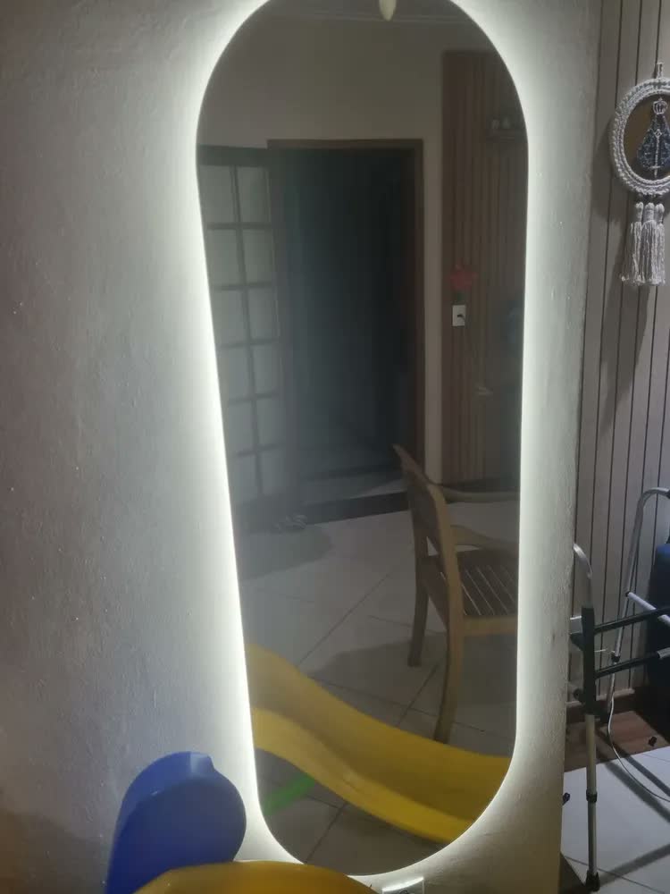 foto de Espelho de Parede com Iluminação LED Fria Pílula 50x80cm - Ideal para Sala, Quarto e Banheiro, Com Moldura Lapidado com Formato Pílula para Diversos Ambientes