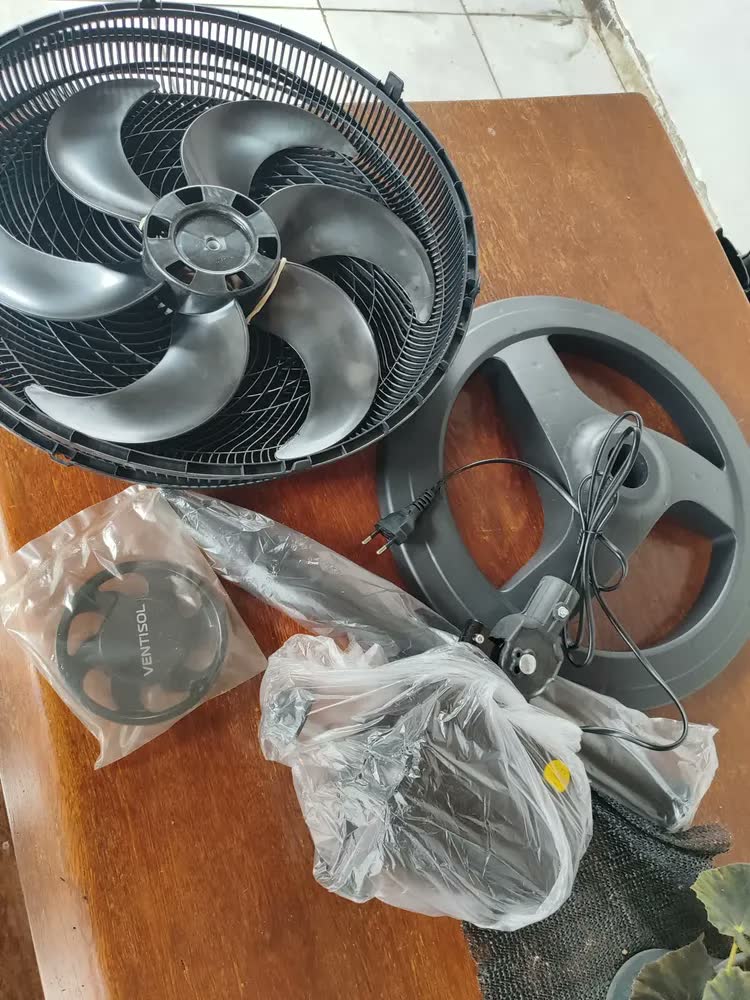 foto de Ventilado De Coluna Turbo 6 Pás 40cm Preto Ventisol Diâmetro 40 Cm Frequência 80 Watts