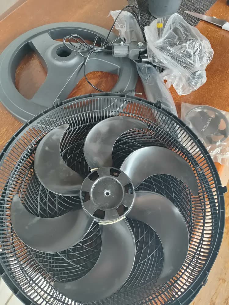 foto de Ventilado De Coluna Turbo 6 Pás 40cm Preto Ventisol Diâmetro 40 Cm Frequência 80 Watts