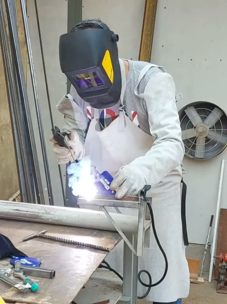 foto de Máquina Solda Inversora Mig 160a Sem Gás 3 Em 1 Tig Lift Eletrodo EasyMig Start Cor Amarelo 50 Hz/60 Hz