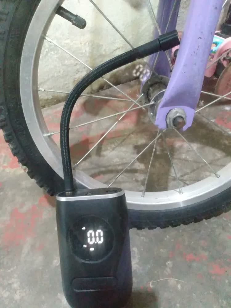 foto de Compressor de Ar Portátil Blackone 150 psi Bateria 4000mah Para Veículos