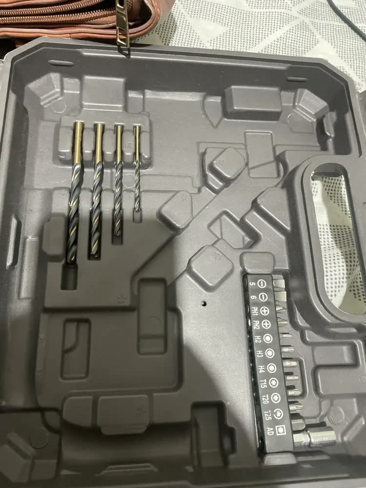 foto de Furadeira Parafusadeira Sem Fio A Bateria Gpb12vd 12v 3/8 10mm Com Maleta E Acessórios Gradiente