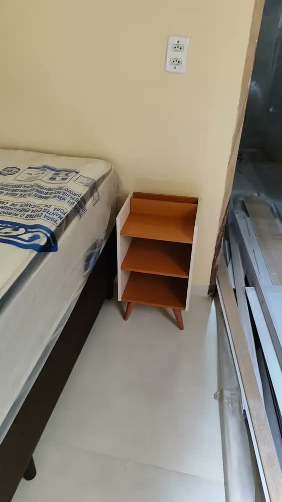 foto de Mesa Lateral Apoio Cabeceira Cama Box Criado Pés Palito Mudo