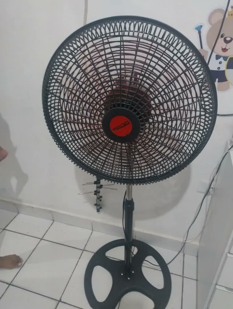 foto de Ventilador Pedestal Startools 60W Preto 5 Pás Oscilante Silencioso