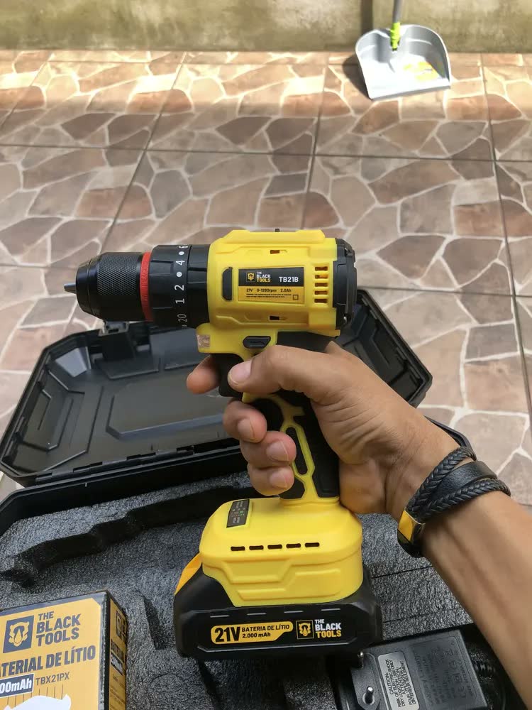 foto de Furadeira Parafusadeira De Impacto Sem Fio 21V Motor Brushless 3/8” 10mm Bivolt 02 Baterias The Black Tools