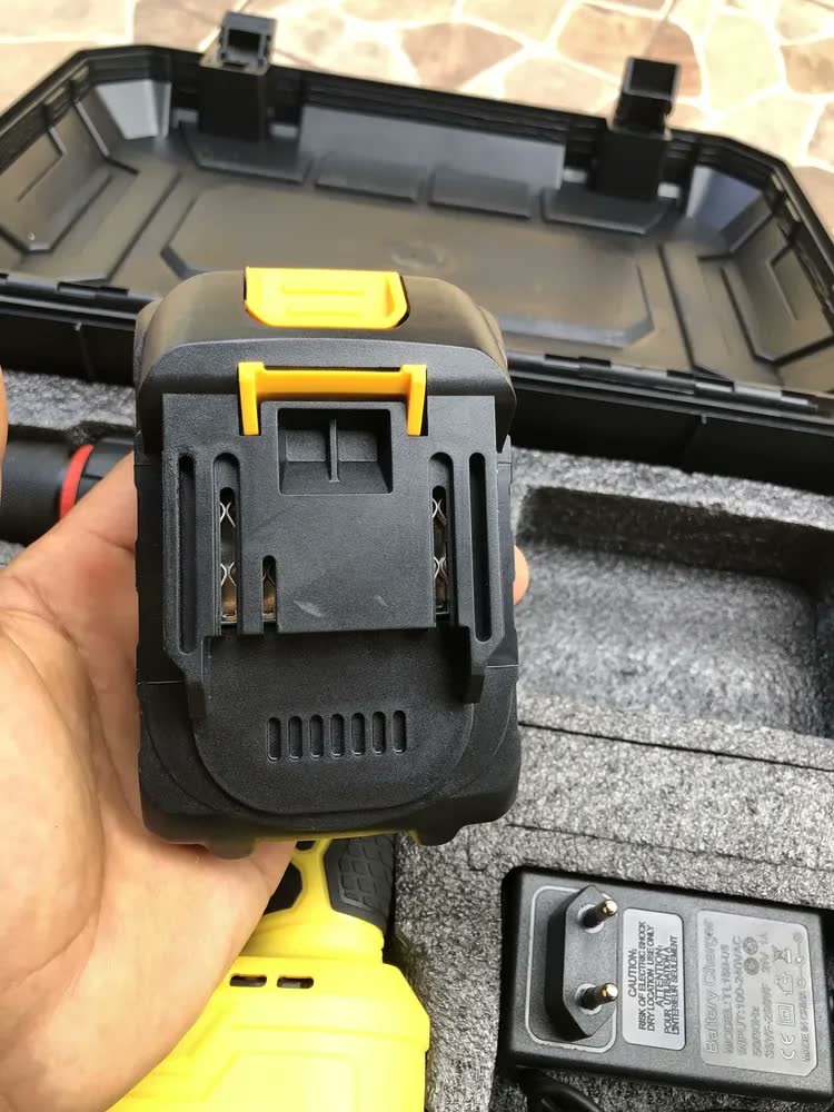 foto de Furadeira Parafusadeira De Impacto Sem Fio 21V Motor Brushless 3/8” 10mm Bivolt 02 Baterias The Black Tools