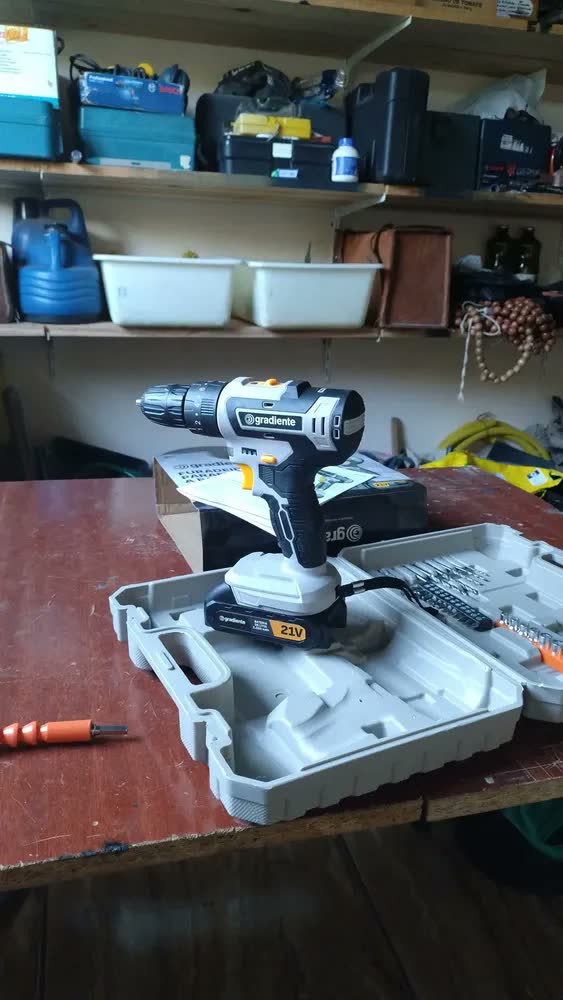 foto de Furadeira Parafusadeira De Impacto Sem Fio 21V Motor Brushless 3/8” 10mm Bivolt 02 Baterias The Black Tools