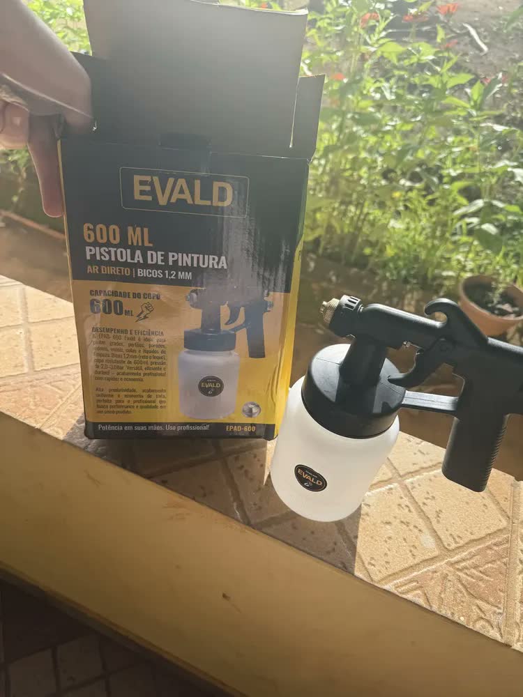 foto de Pistola De Pintura Ar Direto 1,2 Mm 600 Ml Epad-600 Evald