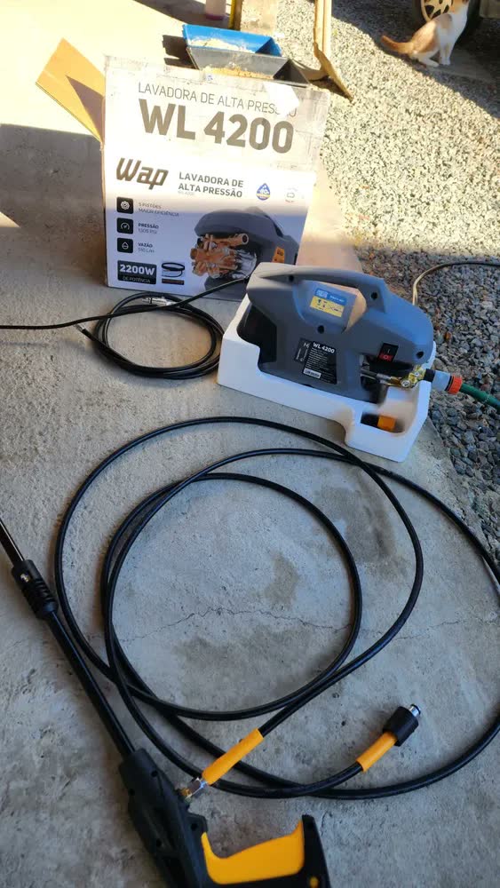 foto de Lavadora e Desobstruidora de Alta Pressão WAP WL 4200 Ultra 5 Pistões 2200w 1305psi 510l/h Com Jato Regulável e Motor de Indução 220V