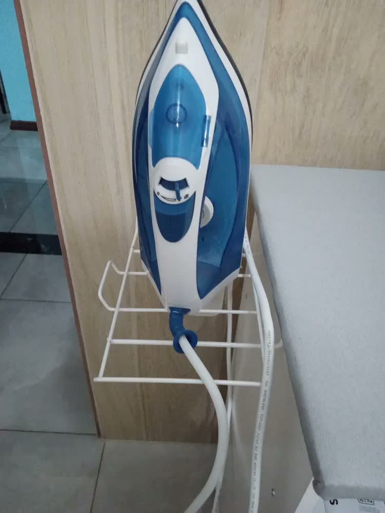 foto de Ferro De Passar A Vapor 240ml Seco E Vapor 2000w 127v 220v