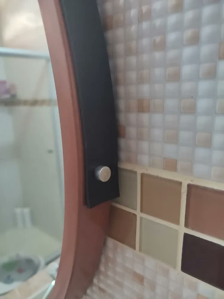 foto de Espelho Redondo Decorativo Suspenso com Alça 60cm para Banho e Quarto, Moldura Marrom