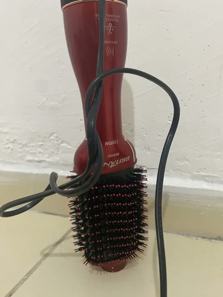 foto de Escova Secadora Britânia Soft BES12 Bivolt 1300W Vermelha Alisadora Modeladora Secador 4 em 1 Alta Potência