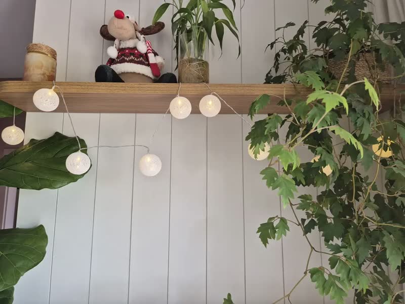 foto de Cordão Varal Luminária LED Amarela 10 Bolas 2,1m Decoração Festa