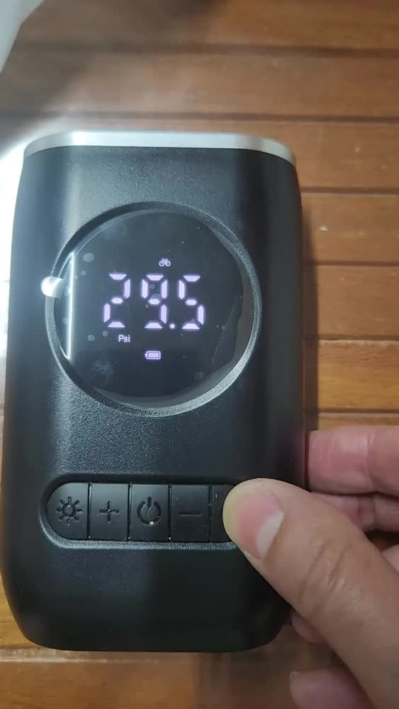 foto de Compressor de Ar Portátil Digital USB-C P/ Carro Moto Bike