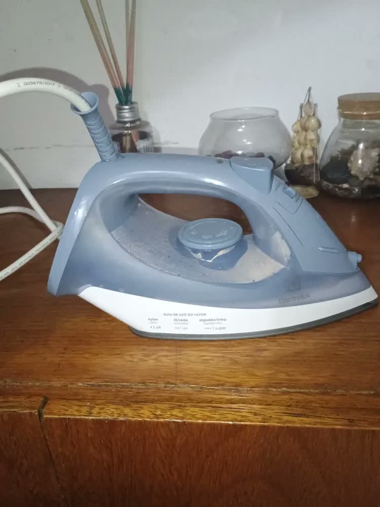 foto de Ferro De Passar Roupas A Vapor E Seco Electrolux Esi10 1200w Efficient Base Antiaderente Com Auto Limpeza Spray Vapor Vertical Cabo Giratório Azul-claro 127v