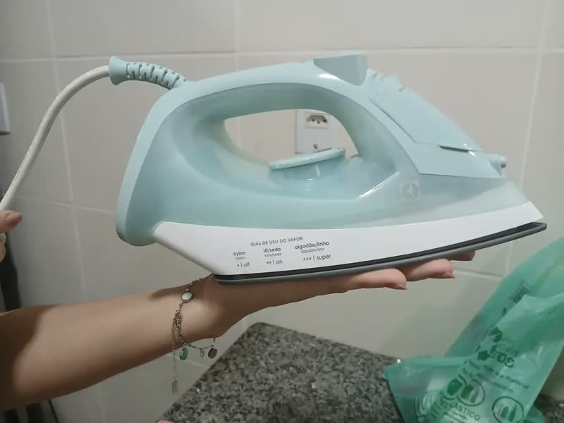 foto de Ferro De Passar Roupas A Vapor E Seco Electrolux Esi10 1200w Efficient Base Antiaderente Com Auto Limpeza Spray Vapor Vertical Cabo Giratório Azul-claro 127v