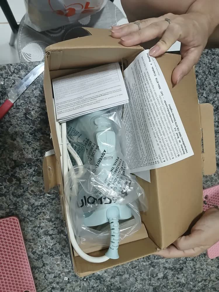 foto de Ferro De Passar Roupas A Vapor E Seco Electrolux Esi10 1200w Efficient Base Antiaderente Com Auto Limpeza Spray Vapor Vertical Cabo Giratório Azul-claro 127v